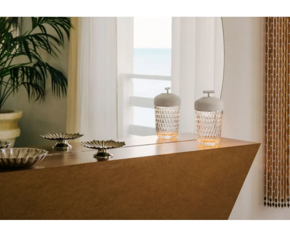 Discover the crystal portable lamp by Saint-Louis, in white wood and vibrant silver
