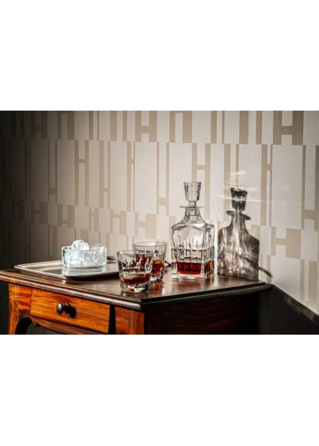 MANHATTAN ON THE ROCKS SET