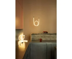 Right table lamp: Discover this design-inspired table lamp